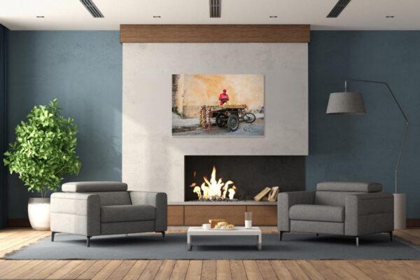 Moderne woonkamer met open haard en schilderij.