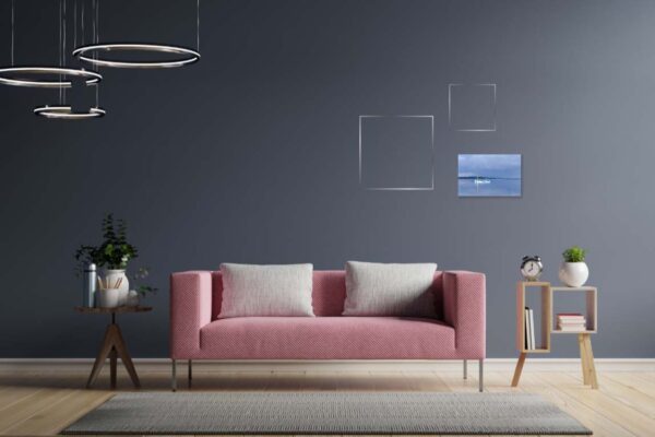 Moderne woonkamer met roze bank en hanglampen