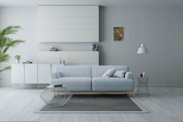 Moderne woonkamer met grijze bank en minimalistisch decor.