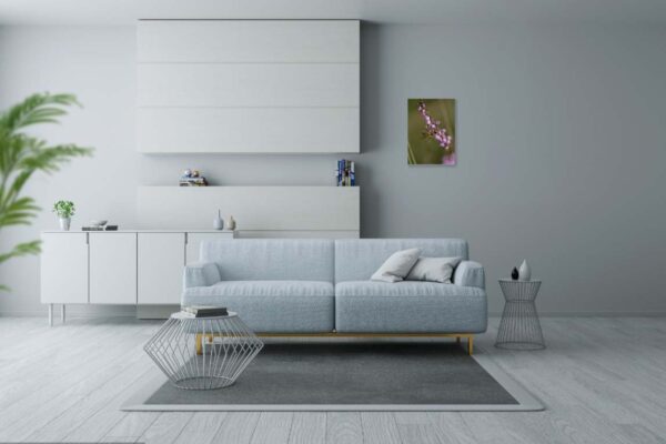 Moderne woonkamer interieur met grijze bank en decoratie.