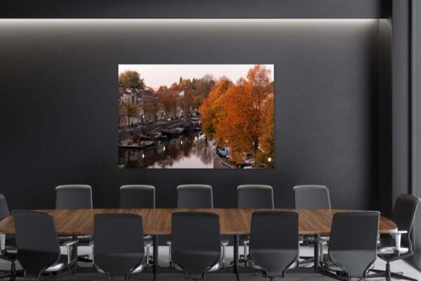 Vergaderruimte met foto van herfstig Amsterdams grachtengezicht.