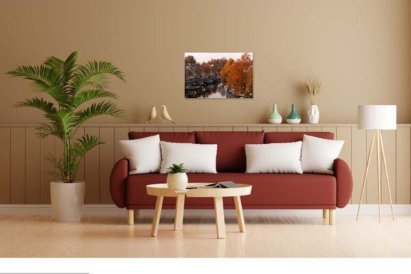 Moderne woonkamer met bank en decoratieve elementen.