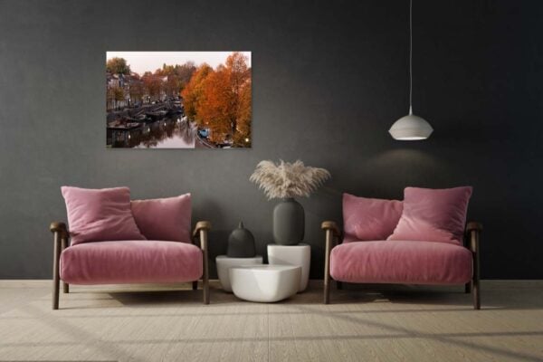 Moderne woonkamer met roze stoelen en stijlvolle decoratie.