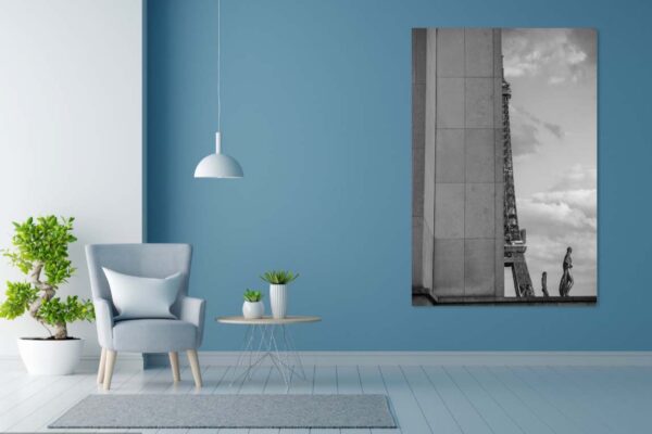 Moderne woonkamer met stoel, planten en Eiffeltoren foto.