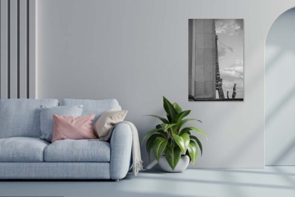 Moderne woonkamer met blauwe bank en kunst aan muur.