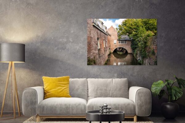 Moderne woonkamer met grachtenfoto aan de muur.