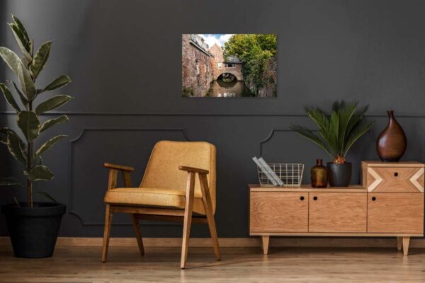 Stijlvol interieur met vintage stoel en houten dressoir.