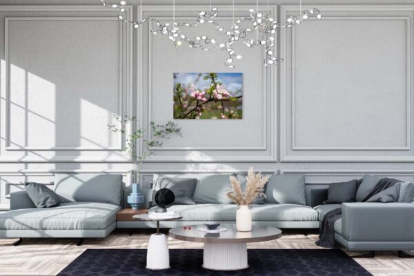 Moderne woonkamer met lichtblauwe bank en elegante verlichting.