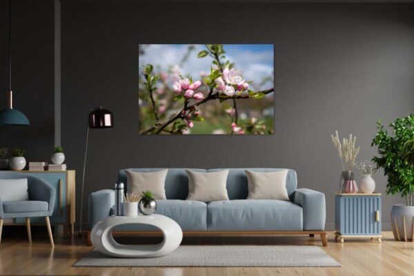 Modern interieur met bloesemfoto en blauwe meubels.