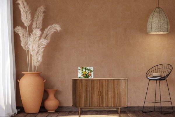 Modern interieur met vaas, stoel en hanglamp.