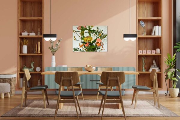 Modern ingerichte eetkamer met bloemenschilderij en houten meubels.