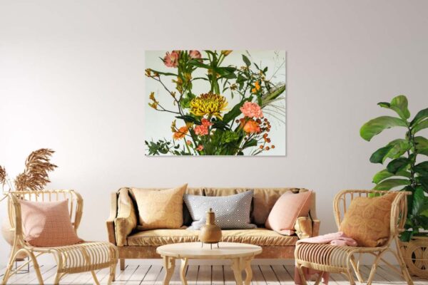 Woonkamer met botanische kunst aan de muur.