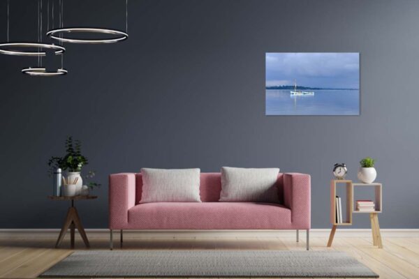 Moderne woonkamer met roze bank en wanddecoratie.