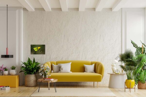 Modern interieur met gele bank en kamerplanten.