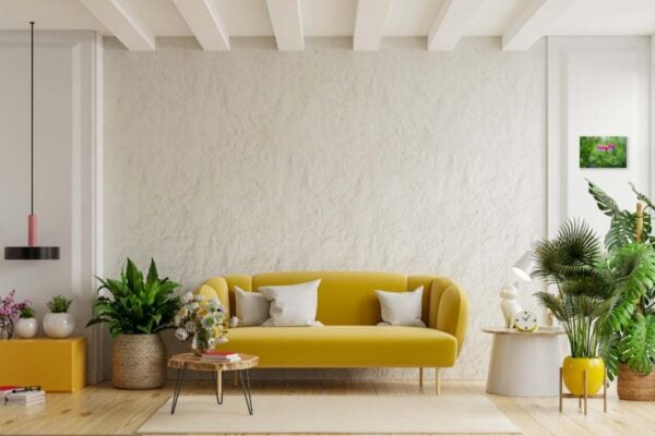 Moderne woonkamer met gele bank en planten.
