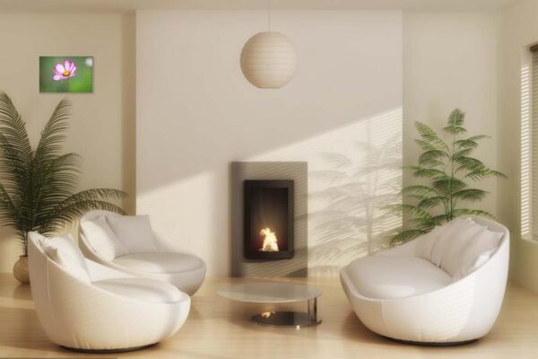 Moderne woonkamer met open haard en zitstoelen.
