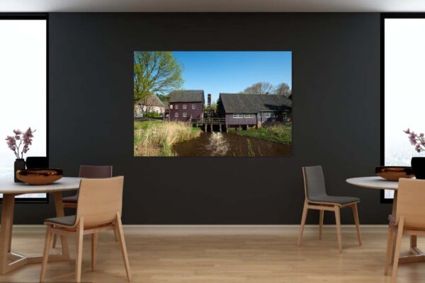Moderne kamer met Nederlandse watermolen foto aan muur.