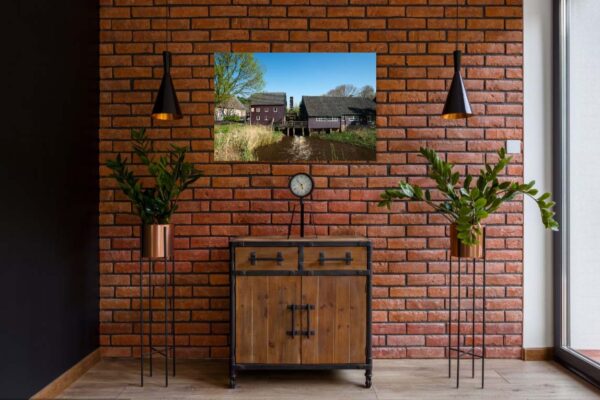 Modern interieur met bakstenen muur en houten meubel.