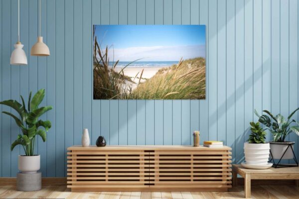 Moderne woonkamer met strandlandschap aan de muur.