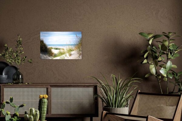 Interieur met strandfoto, planten en retro meubels.