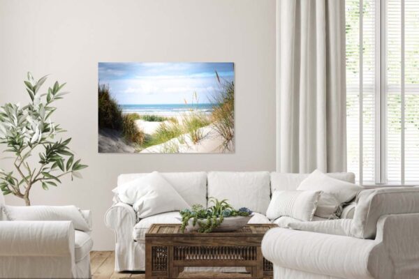 Strandlandschap schilderij in moderne woonkamer.