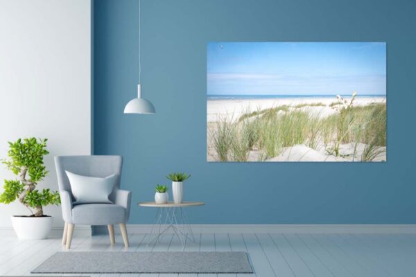 Modern interieur met strandfoto aan de muur.