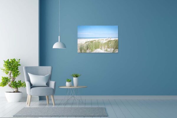 Moderne woonkamer met blauwe muur en strandfoto.