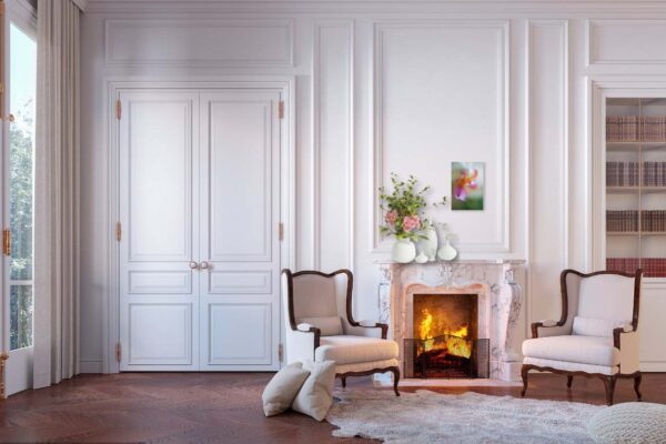Elegante woonkamer met open haard en klassieke meubels.