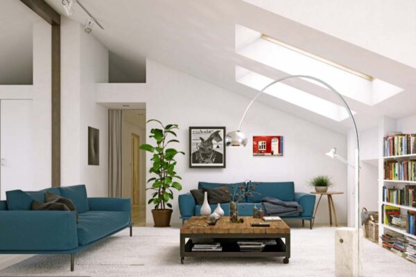 Moderne woonkamer met blauwe bank en boekenkast.