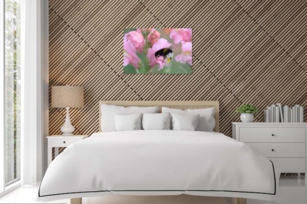 Moderne slaapkamer met schilderij van bloem en bij.