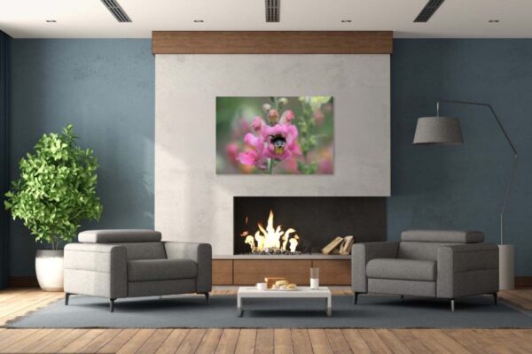 Moderne woonkamer met open haard en bloem schilderij.