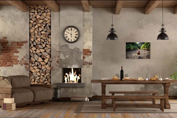 Gezellige woonkamer met open haard en rustieke inrichting.