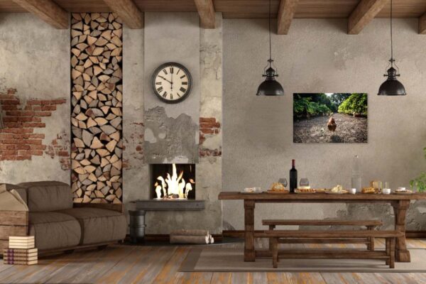 Gezellige woonkamer met open haard en rustieke decoratie.
