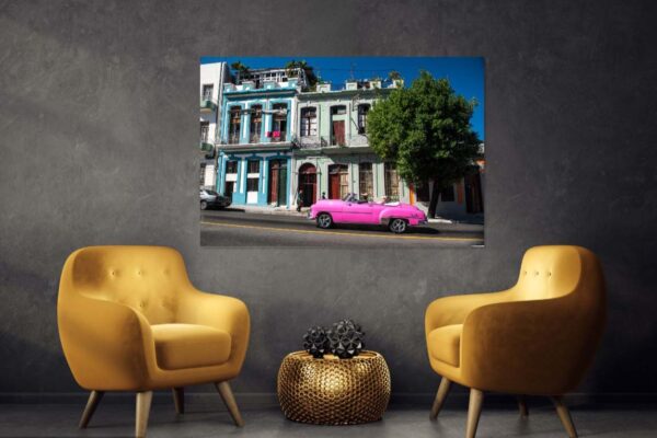 Interieur met kleurrijk straattafereel aan muur.