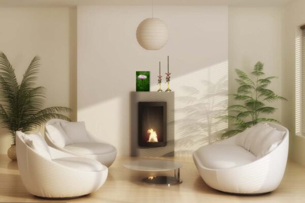 Moderne woonkamer met open haard en designstoelen.