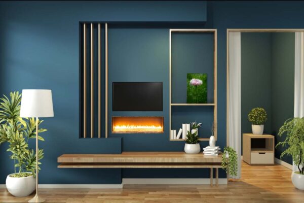 Moderne woonkamer met blauwe muren en stijlvol interieur.