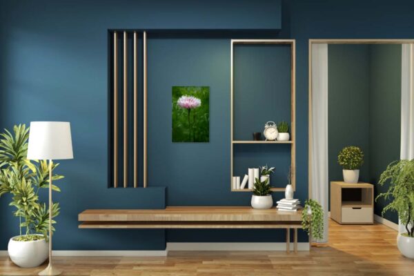 Modern interieur met blauwe muren en minimalistische decoratie.