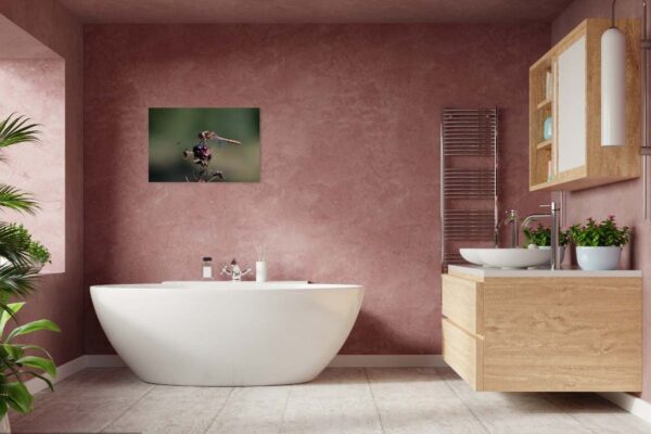 Moderne badkamer met vrijstaand bad en wanddecoratie.