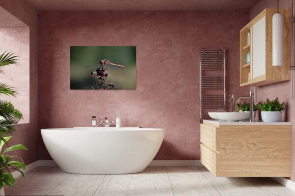 Moderne badkamer met vrijstaand bad en kunst.