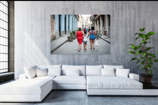 Moderne huiskamer met bank en straatbeeld kunstwerk.