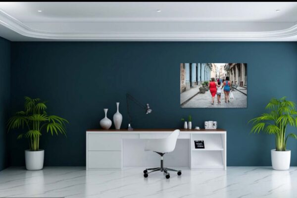 Modern kantoor met bureau, stoel en ingelijste foto.
