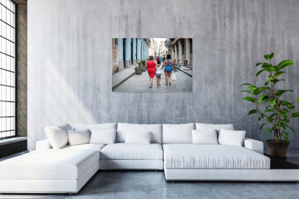 Moderne woonkamer met foto en witte bank.