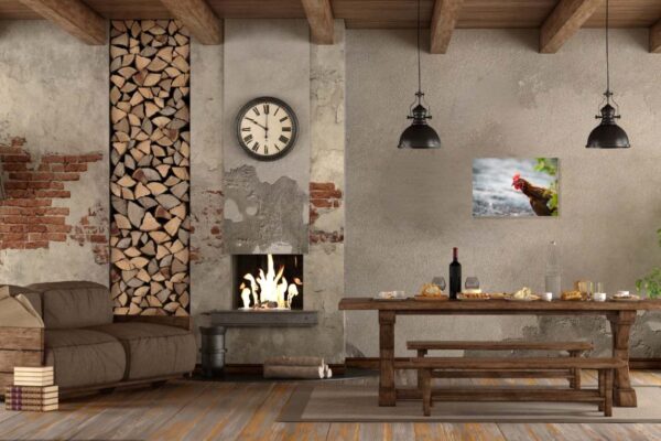 Gezellige woonkamer met openhaard en rustieke decoratie.