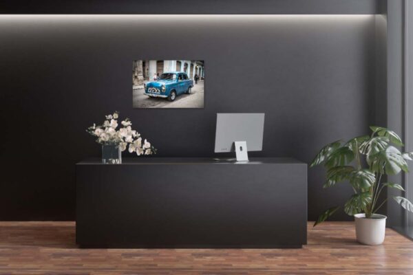 Modern kantoor met computer, plant en klassieke auto foto.