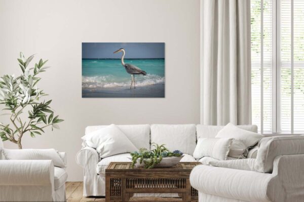 Reiger op strand canvas in modern interieur.