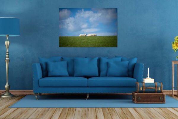 Blauwe bank en wanddecor met schapen in modern interieur.