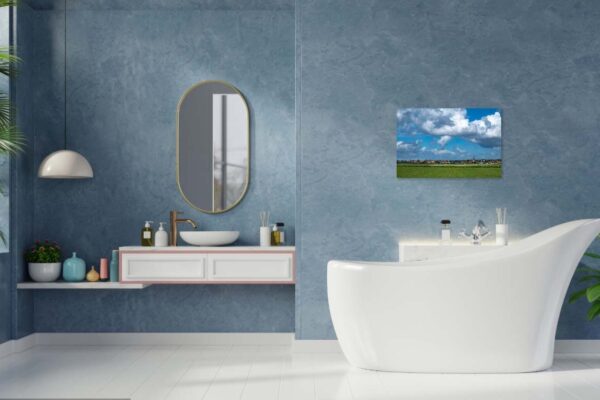 Moderne badkamer met vrijstaand bad en blauwe muren.
