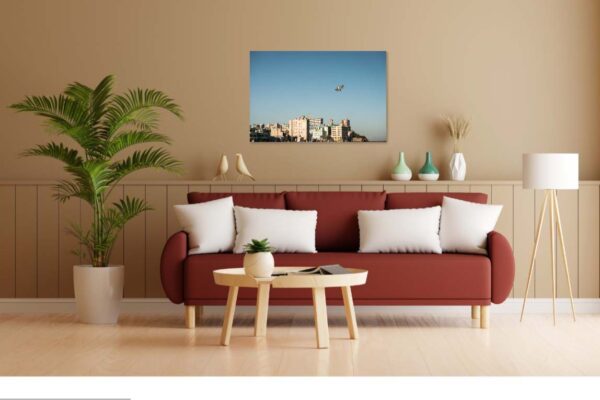 Moderne woonkamer met plant en rode bank.