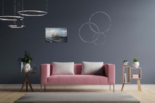 Moderne woonkamer met roze bank en donkergrijze muur.