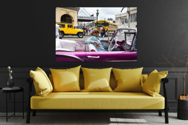 Gele bank met een stadsfotografie canvas aan de muur.